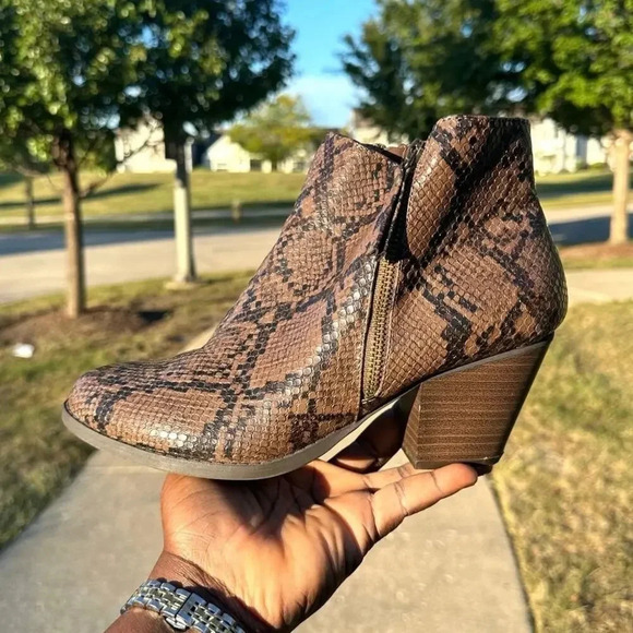 LANE BRYANT Snake Print Dream Cloud Zip Ankle Bootie Size 9 - Picture 6 of 10